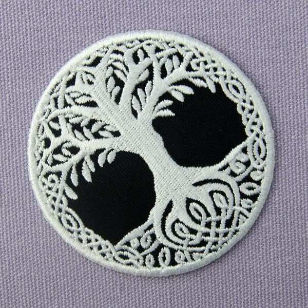 Broderet patch i form af Yggdrasil, livets træ i