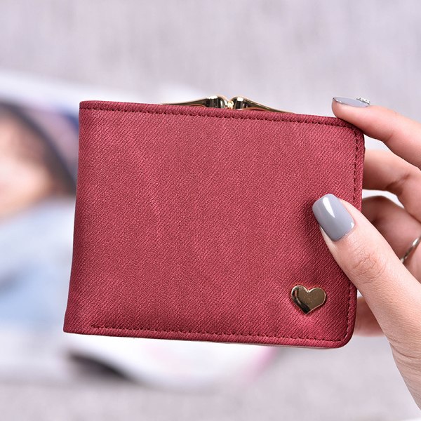 En liten burgunder lommebok med hjerteformet ornament, 9,5 cm × 11,5