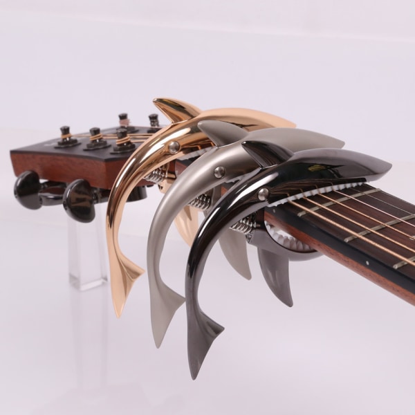 Sinkkiseoksesta valmistettu kitarapidike, haikitaran runko, käytetään akustissa