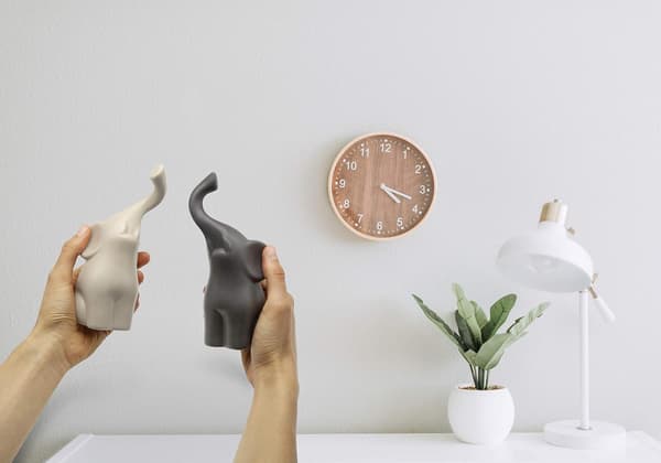Harmonisk par av beige og grå keramiske elefanter - Moderne