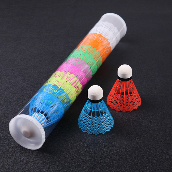 Hink med 12 nylon och färgade badmintonbollar i plast för tåg