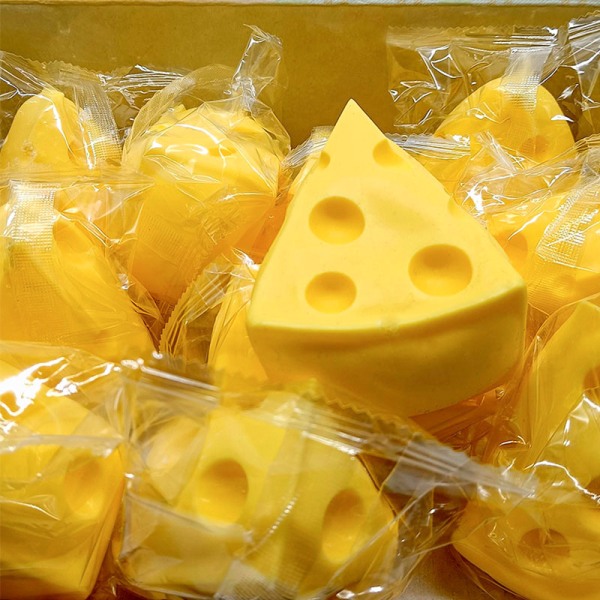 Sett med 3 Cheesy Cheesecake Stress Relief Toys, Tegneseriefigurer, Morsomme Klemme Toys, Kjæledyr Stress Relief Toys for Avslapping, Underholdning eller Stress Relief.