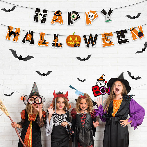 3 kappaletta HAPPY HALLOWEEN -banneria, jossa kurpitsamerkki ulkona