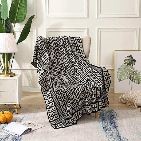 1 stk. 125x180cm strikket tæppe sort og hvidt ternet blødt behageligt holdbart til sofa stol hvile og lur