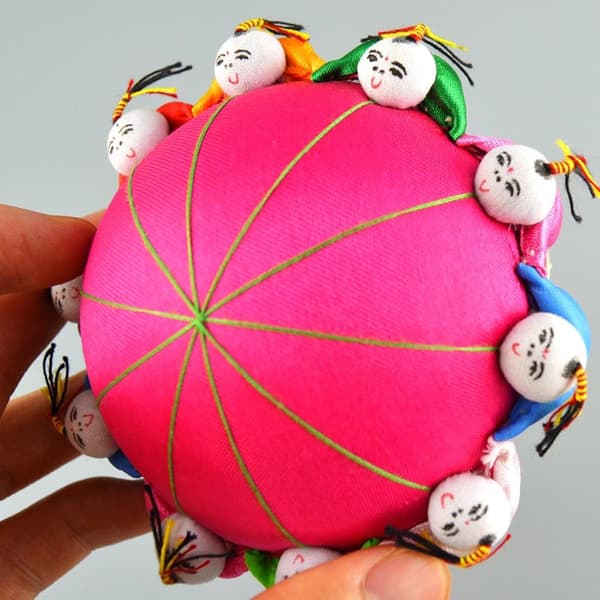 1 orientalsk linjetæppe med 10 børn - Magenta