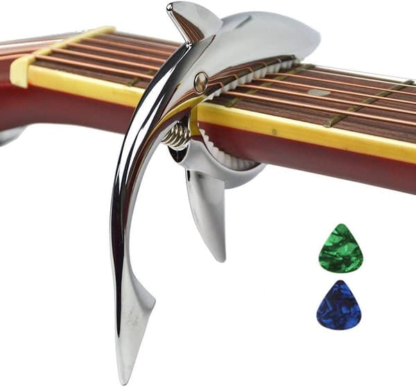 Sinkronisert gitar capo i sinklegering for akustiske og elektriske gitarer