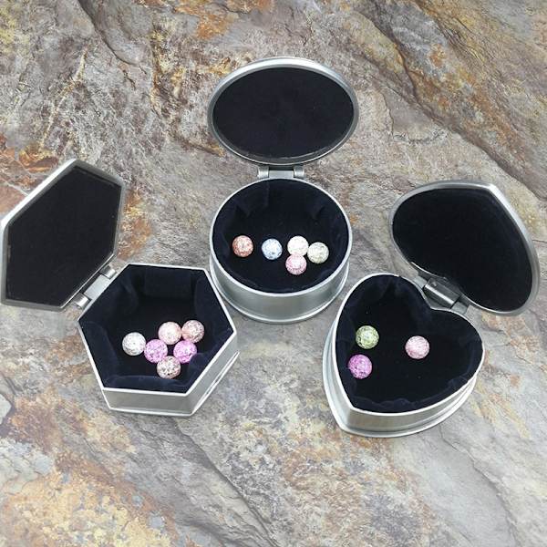 En (silver, cirka 6,5*5,3*3 cm) rektangulär liten smyckeskrin,Cl