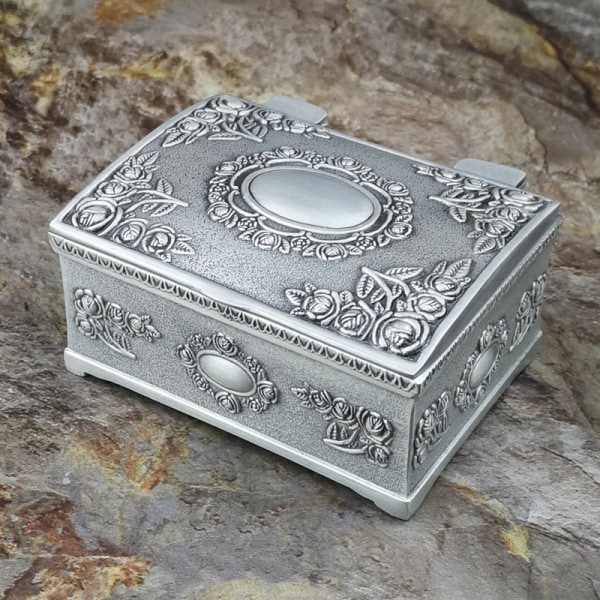 Et (sølv, ca. 6,5*5,3*3 cm) rektangulært lille smykkeskrin, Cl