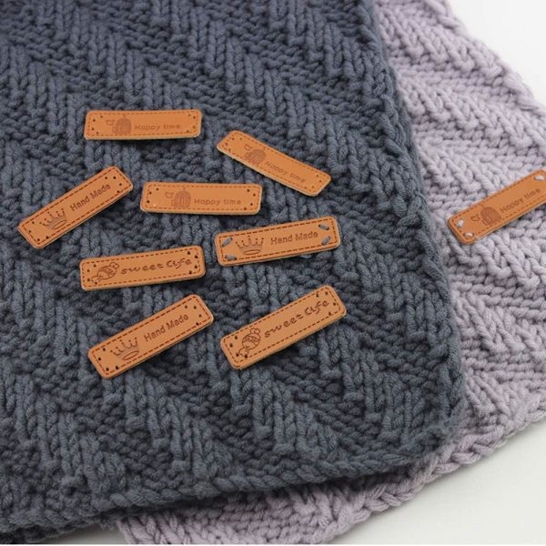 60 stk. 2x4 cm PU læder etiket håndlavet tøj præget etiket med huller udsmykning strikning DIY tilbehør til jeans tasker sko hat
