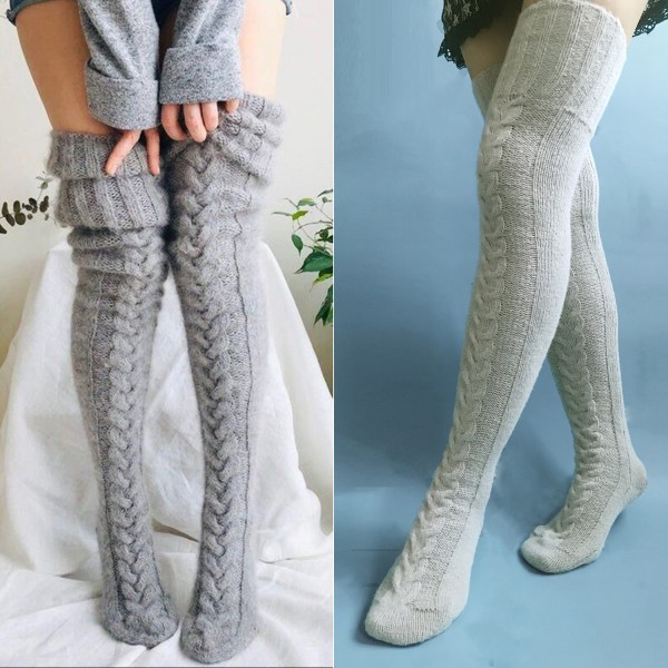Kvinners lår, grå høye sokker over kneet, strikket støvelstrømpe