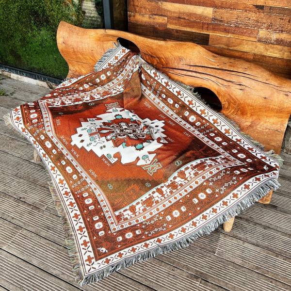 1 stk. 160x130cm strikket brunt ternetæppe dekoreret med frynser