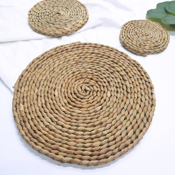 25 cm:n pyöreä käsintehty papyrusmatto (3 kpl), olkiset pöytäalustat, hei