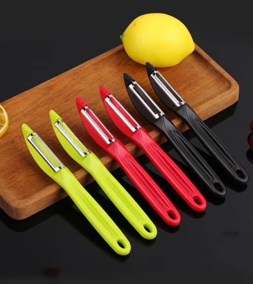 Röd 2-pack Universal Peeler med pendelblad, tandat blad, D
