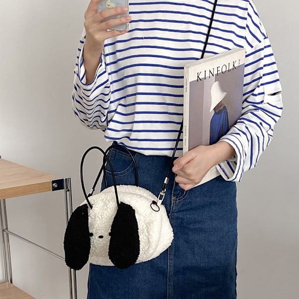 Kiharakarvainen koira, jolla on isot korvat, crossbody-reppu, söpö gi