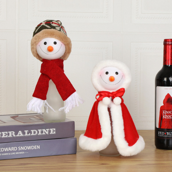 2 julenissehoder, snøhoder, vinflasker og jul