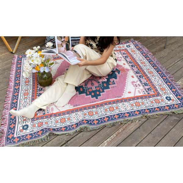 1 stk. 160x130cm strikket lyserødt ternet tæppe dekoreret med frynser