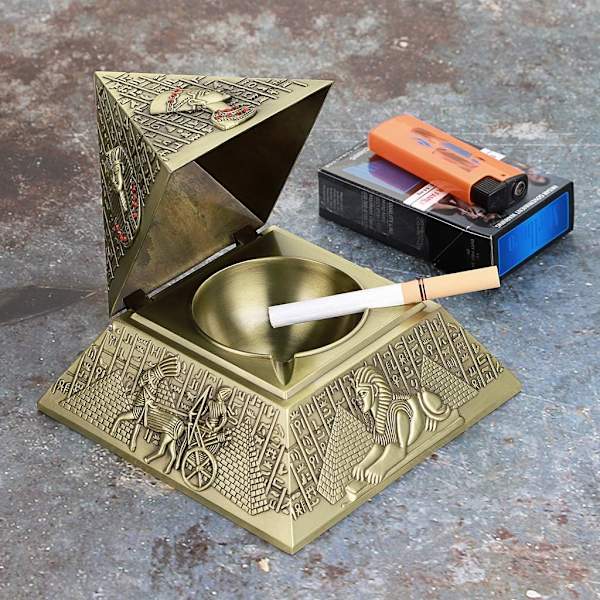 Retro metallipyramidin tuhkakuppi tuulenpitävällä kannella, sisä- ja ulkokäyttöön