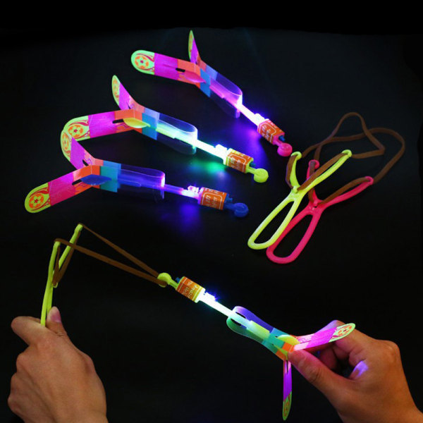 10 st fantastiska led ljus pil raket roterande flygande leksaker barn