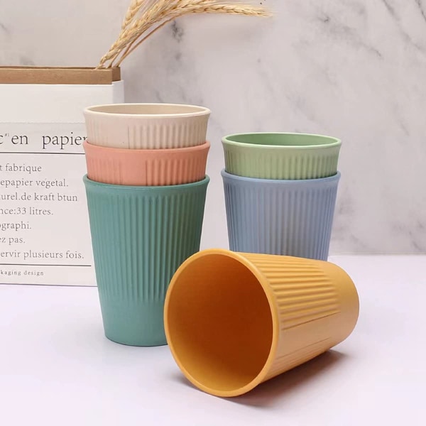 Barnmuggar, barnkoppar, plastmuggar (6 stycken) i ran