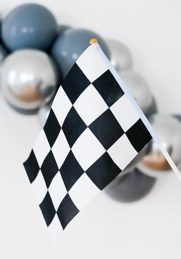 50 stk. 8,2\"x5,5\" sort-hvide ternede racerflag, R
