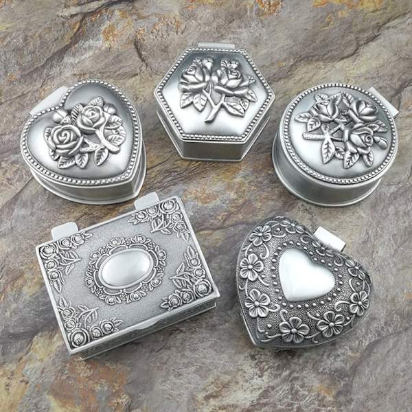 En (silver, cirka 6,5*5,3*3 cm) rektangulär liten smyckeskrin,Cl
