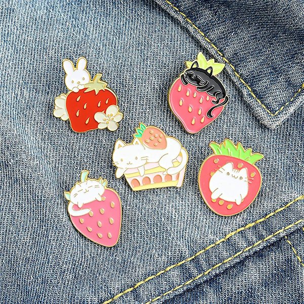 Sød jordbær emalje pins sæt tegneserie frugt kanin kat revers Pi