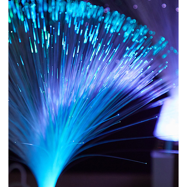 Fargerik lysende base optisk fiberlampe med stjerner overalt