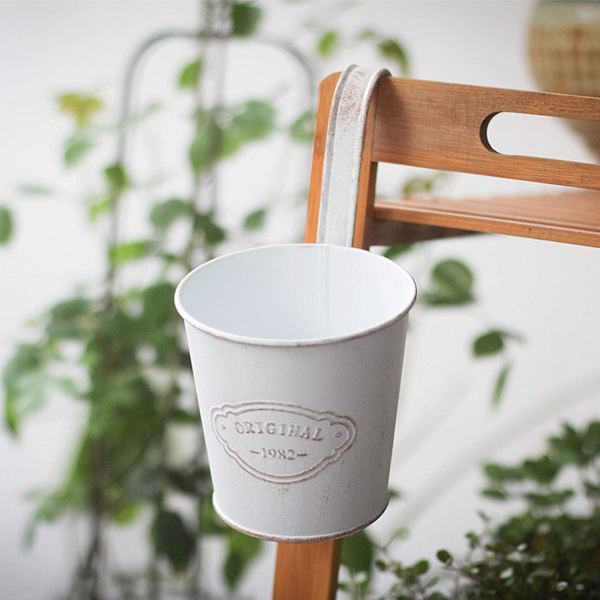 2 smidde jern hengende blomsterpotter med kroker, fargerike blomster r