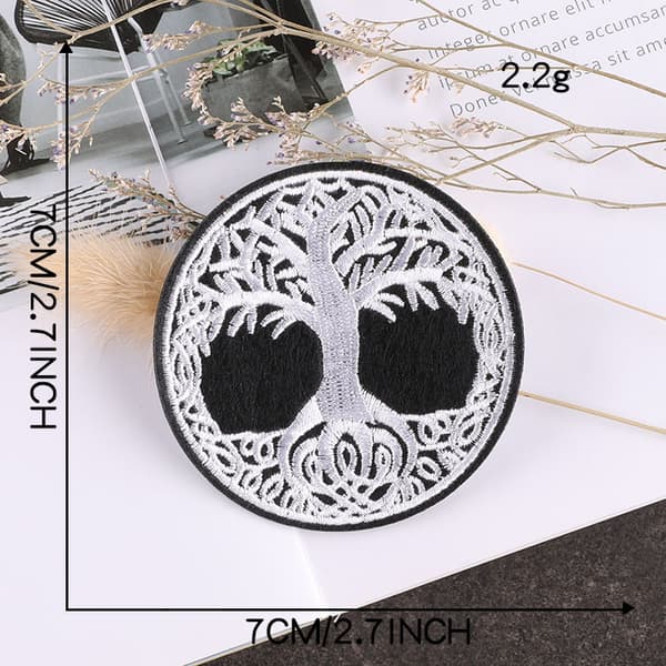 Broderet patch i form af Yggdrasil, livets træ i