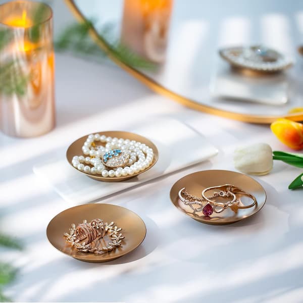 Et sæt med 6 lysestager - runde lysestager, guld 11 cm, iro