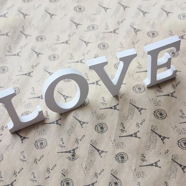 Sett med 4 (LOVE) dekorative trebokstaver, 26 hvite alfabet i tre