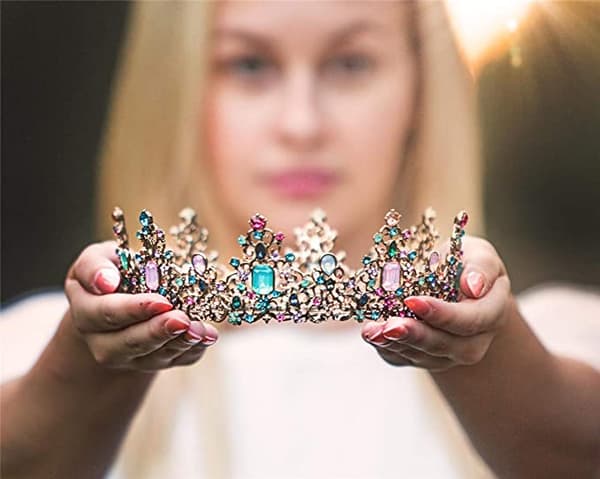 Rund krone med glitrende krystallhår og smykkedekorasjon,