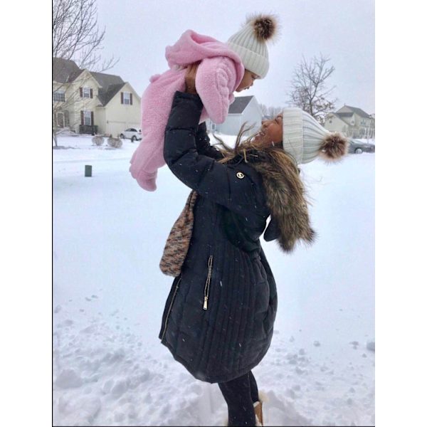 2-pack varma vintermössor med pompom för barn och mammor