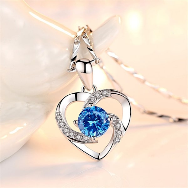 Silverhalsband med kristallhjärtformat hänge.