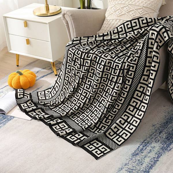 1 stk. 125x180cm strikket tæppe sort og hvidt ternet blødt behageligt holdbart til sofa stol hvile og lur