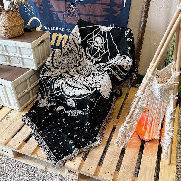 1 stk. 160x130cm sort og hvidt sommerfugl ternet tæppe strikket