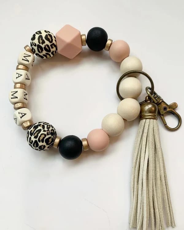 Present till mors dag, nyckelringsarmband, mama-bokstav, leopardpärlor,