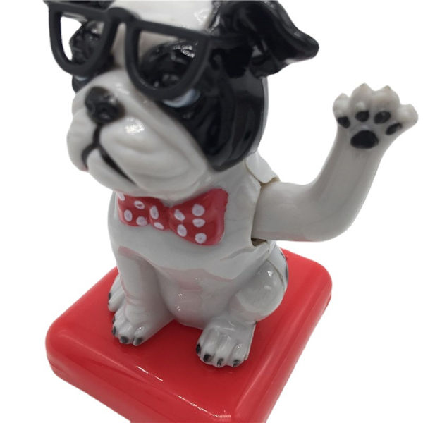 Solcells drivna kreativa gungande äppelpengar hund nickar på en gungbil tecknad