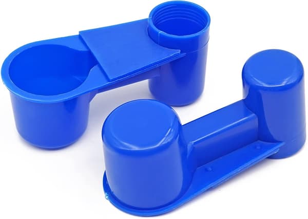 Sett med 10 plastvanndispensere, med colaflaske til ins