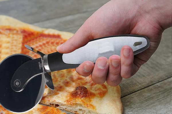 Pizzaskärare med skyddande bladskydd, superskarp