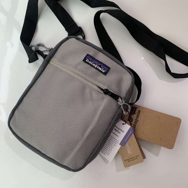 PATA Liten Crossbody Väska för Män, Mini Messenger Väska Axelväska för Telefon Pass Grey