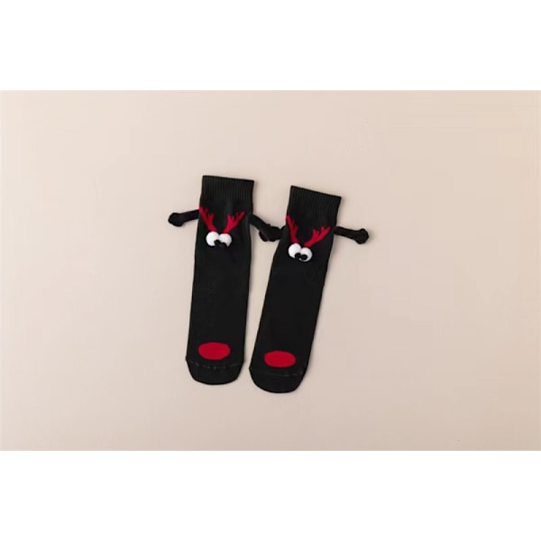 Mysiga strumpor med julmotiv - Kvinna och tomte håller hand i hand