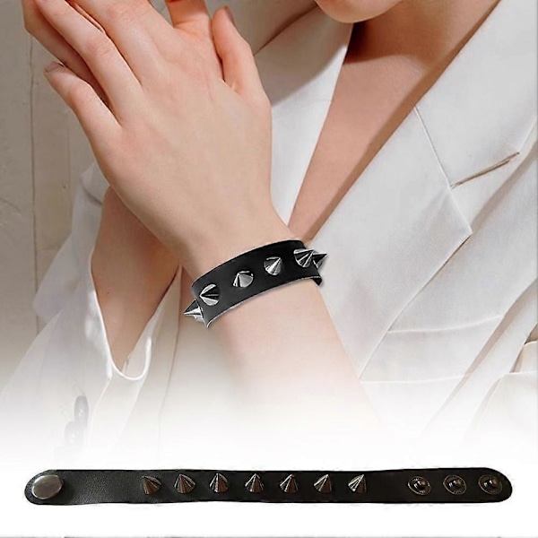 Läderarmband med spetsiga nitar