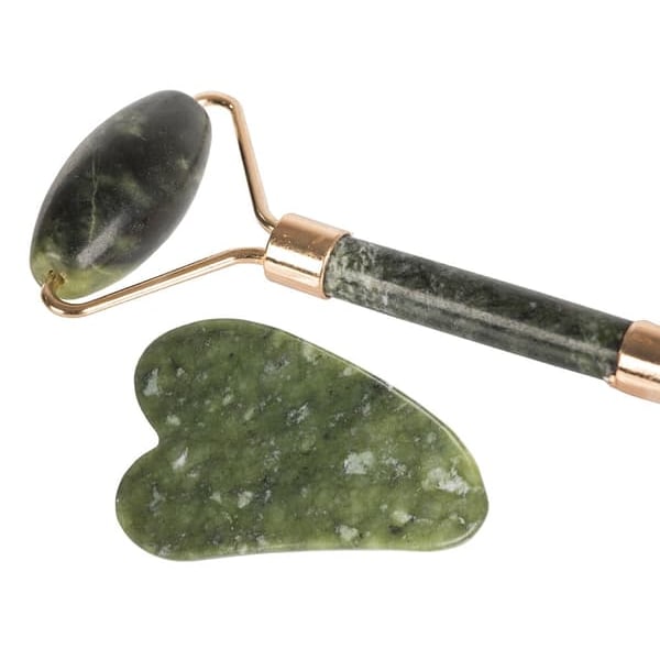 Jade Hierontarulla / Gua Sha Kasvohieronta - Hieroo kasvoja
