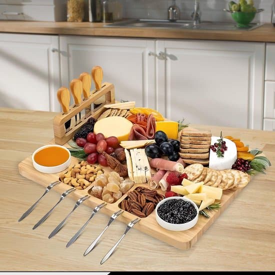 Set med charkuteribräda, ostbräda i bambu och knivset med 4 ostknivar, 6 gafflar, 2 såsskålar och extra serveringsfat för fester