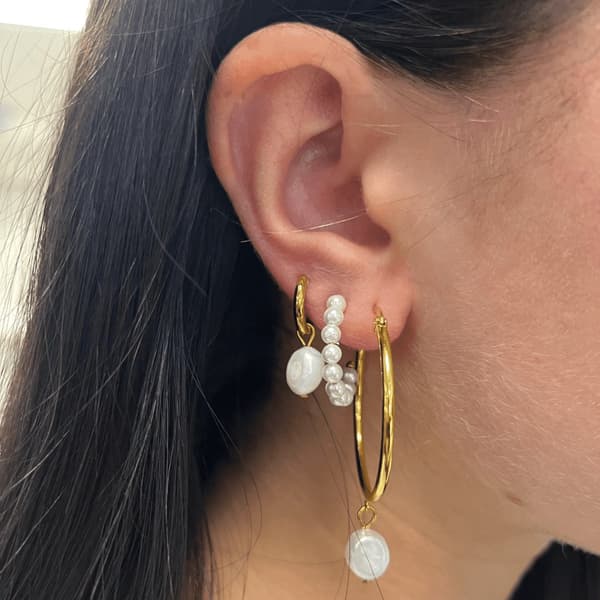 CO88 Collection Pearl Huggie Hoop Øreringe til Kvinder, 11 mm Guld Rustfrit Stål Hoops med Hvid Perle Charm, Hypoallergen Gave til Hende