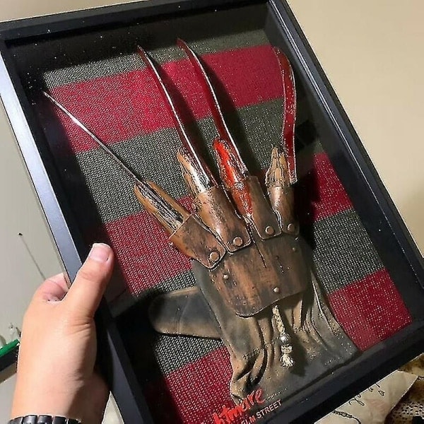 Nightmare Nostalgia: Freddy Krueger Hanske og Genser Display - Perfekte Festrekvisitter for A Nightmare on Elm Street Fans