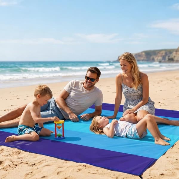 Sandfri strandteppe, vanntett polyester, sammenleggbart med plugger, karabinkrok og bæreveske for strand, piknik og camping, blå