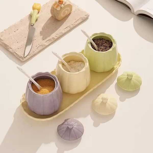 Keramiska kryddburkar, behållare med lock, skedar och serveringsbricka (pastellfärger) Creamy Set 2