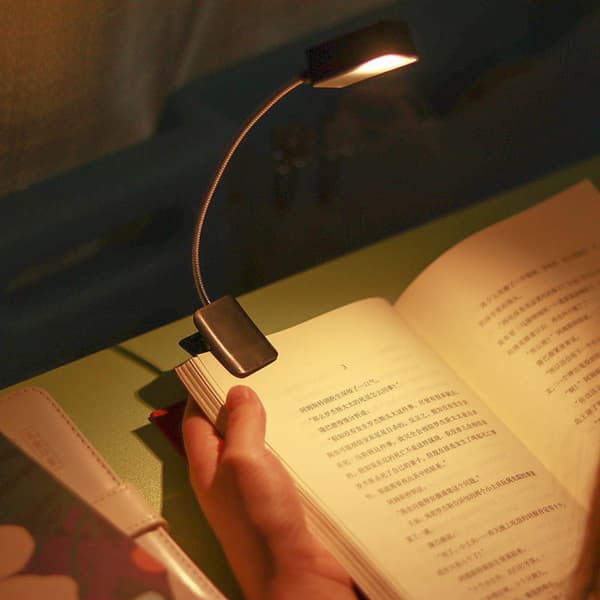LED-lukulamppu kirjan klipsi